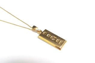 A 9ct gold ingot pendant hung on 9ct gold chain, 42cm long, 4.1g