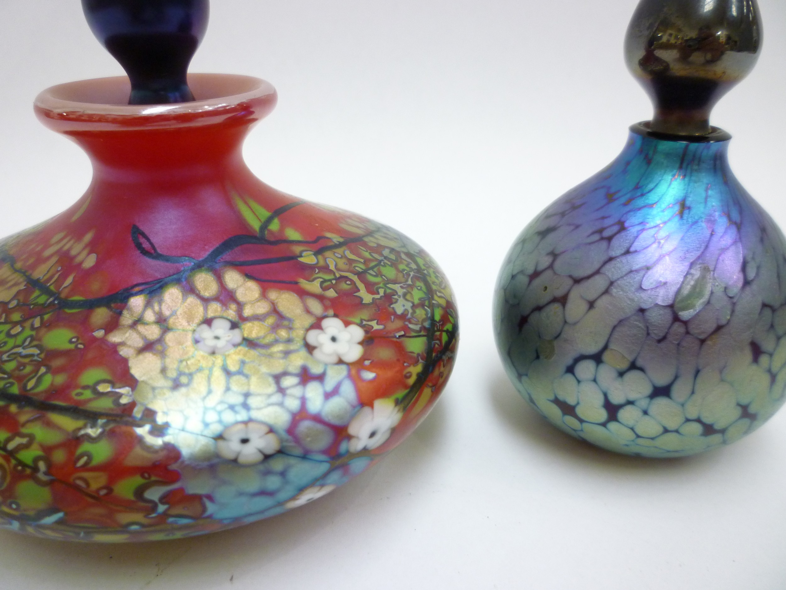 Two Okra glass scent bottles, one in red with floral detail, the other mottled iridescent blue - Image 2 of 4