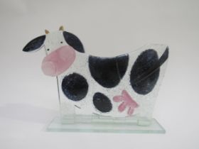 An Aneta Pawlowski free standing fused glass sculpture of a cow. 18cm high