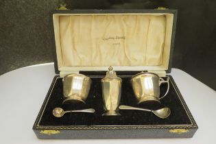 An Adie Brothers Ltd., silver three piece cruet with spoons, Birmingham 1979, 116g (weighted base to
