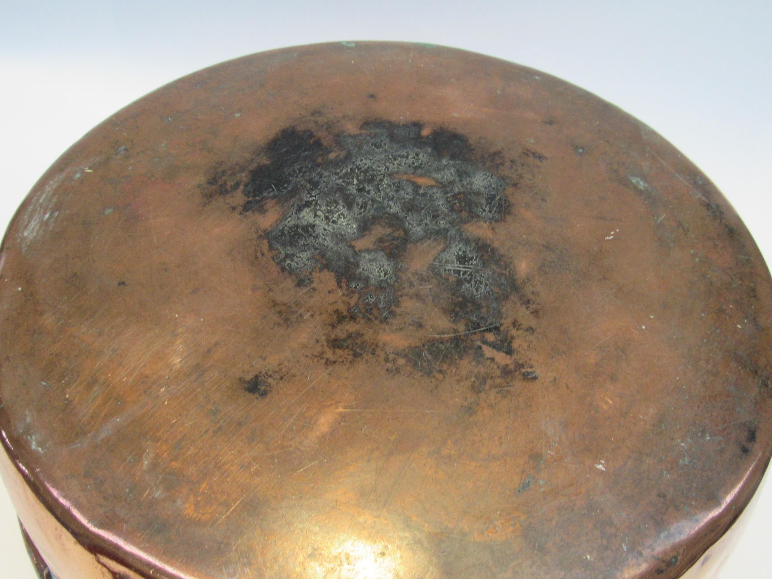 A copper twin handled circular pan, 40cm diameter - Image 3 of 3