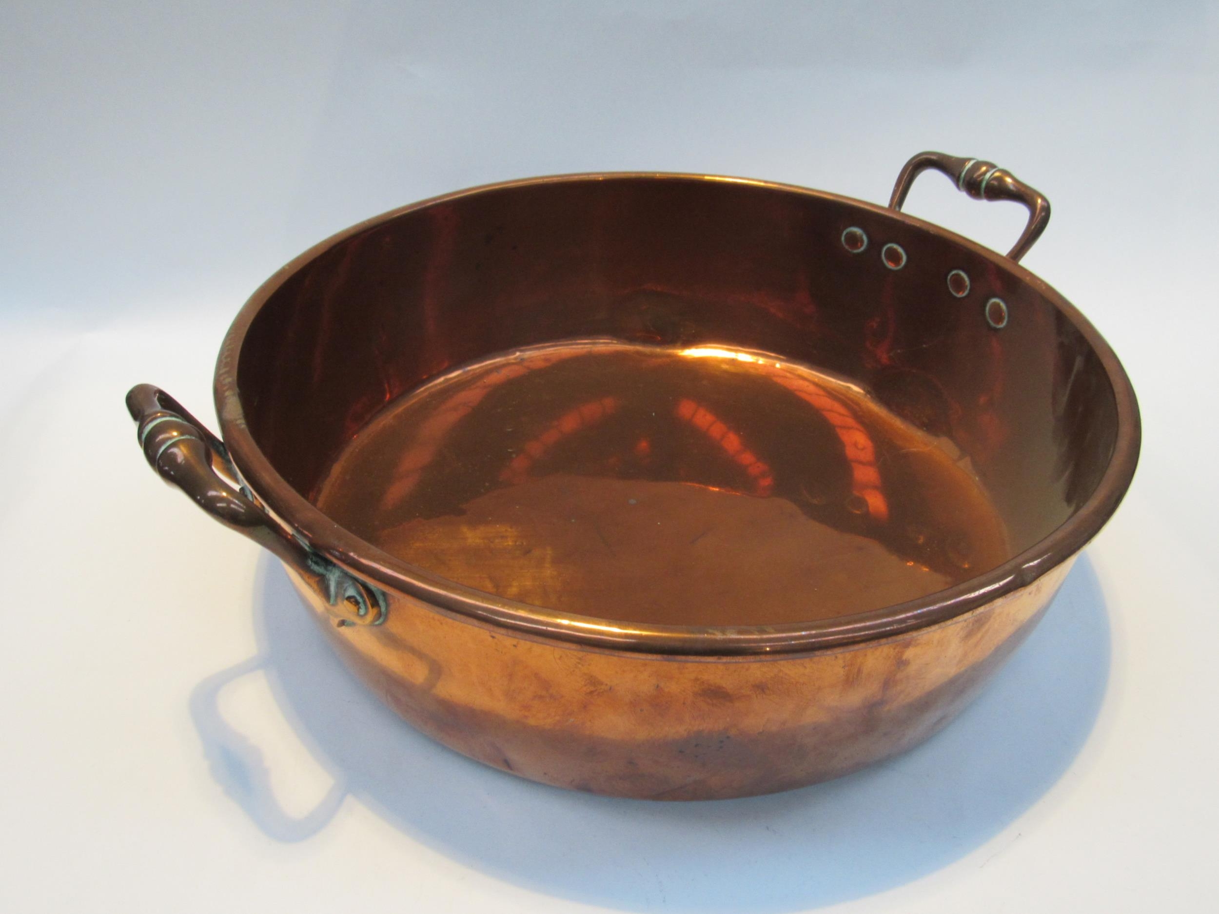 A copper twin handled circular pan, 40cm diameter - Image 2 of 3