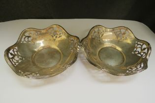 A pair of Charles S Green & Co Ltd silver pierced dishes, Birmingham 1916, with shaped edge, 14.