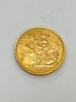 An Elizabeth II gold full sovereign dated 1958, 7.98g