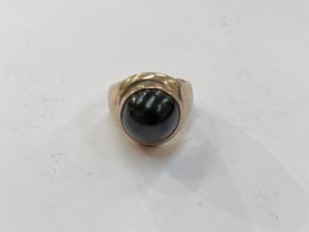 A star sapphire cabochon ring. Size I, 8.9g