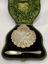 A Sibray, Hall & Co (Job Frank Hall) silver shell form butter dish and knife, London 1896, 69g