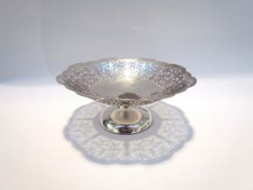 A Roberts & Dore Ltd silver comport, pierced scrolled detail, footed base, Birmingham 1930, 262g