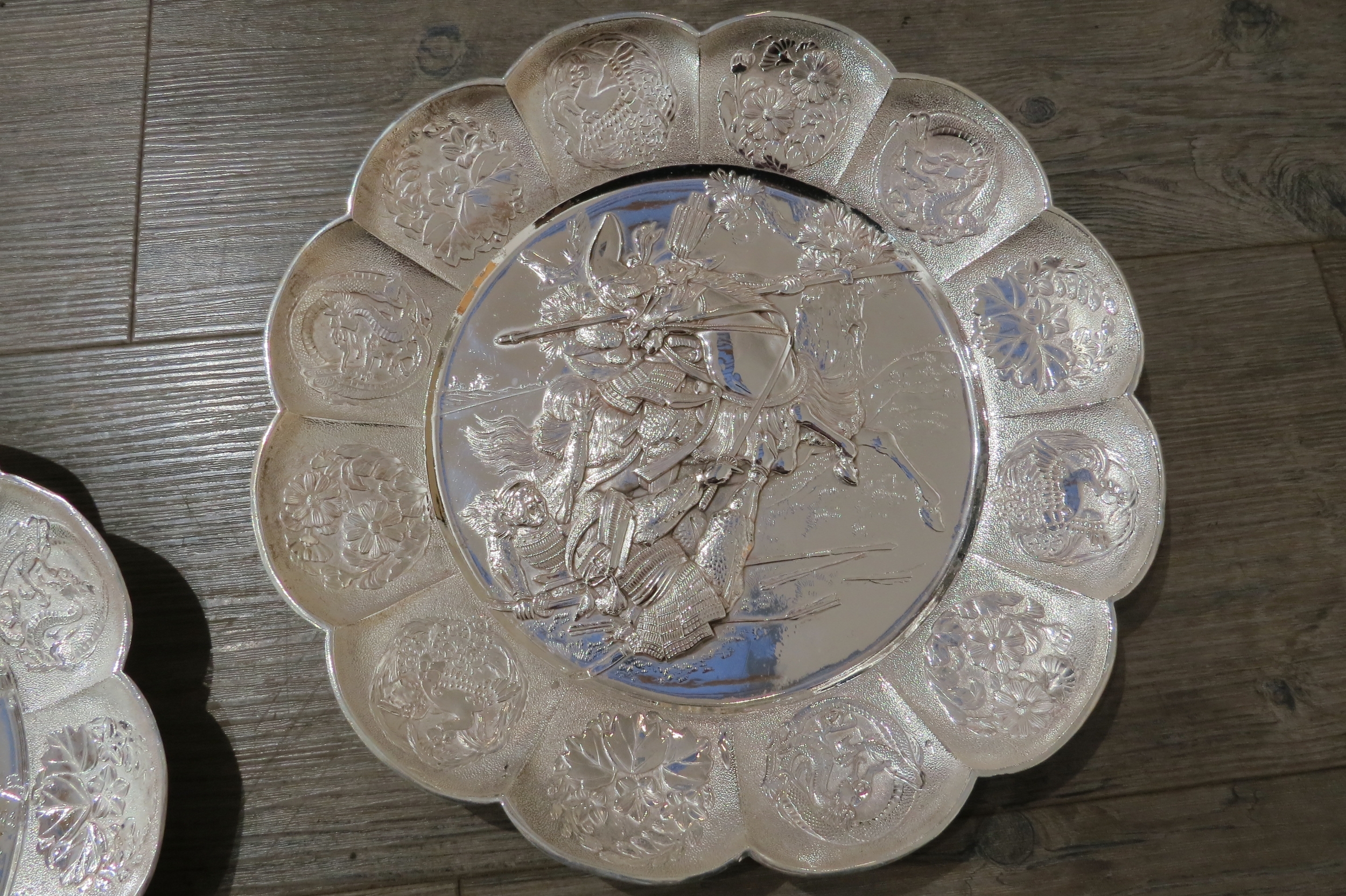 A pair of white metal scalloped form chargers with centres depicting Japanese warriors, 31cm - Image 3 of 3