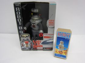 A Trendmasters Lost In Space Robot B9 and a Chinese tinplate MS386 clockwork robot (2, boxed)