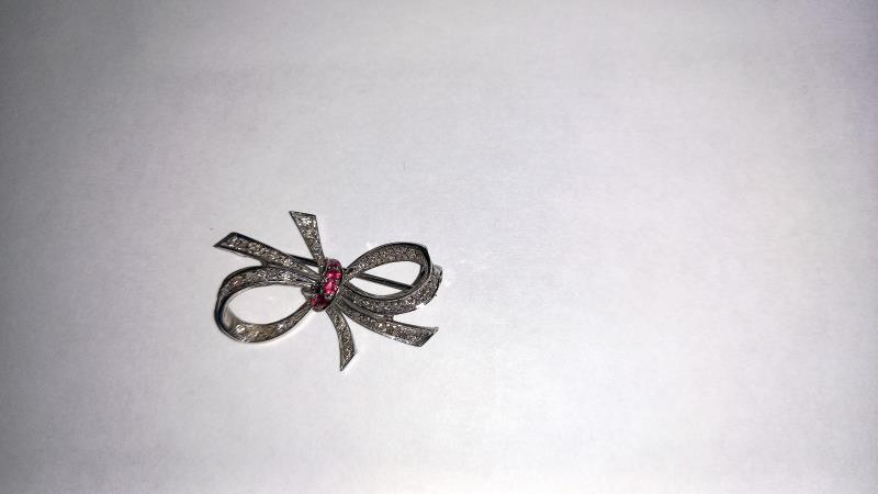 An 18ct white gold & ruby diamond bow brooch. 5.3gms - Image 2 of 3