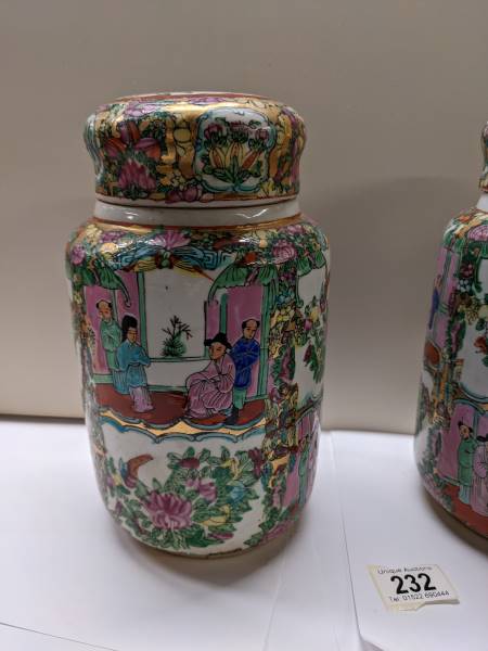 A pair of large Cantonese Famille Rose lidded ginger jars, 25.5 cm tall. - Image 5 of 6