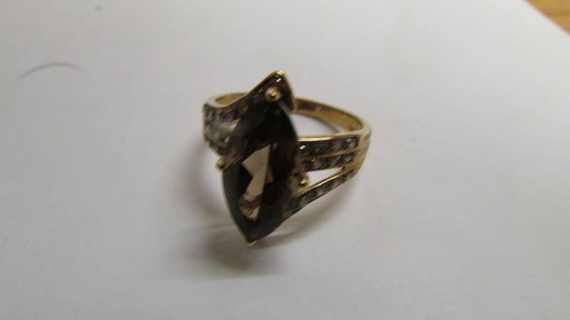 A 9ct gold ring set amethyst coloured stone, size S, 4 grams. - Image 3 of 8