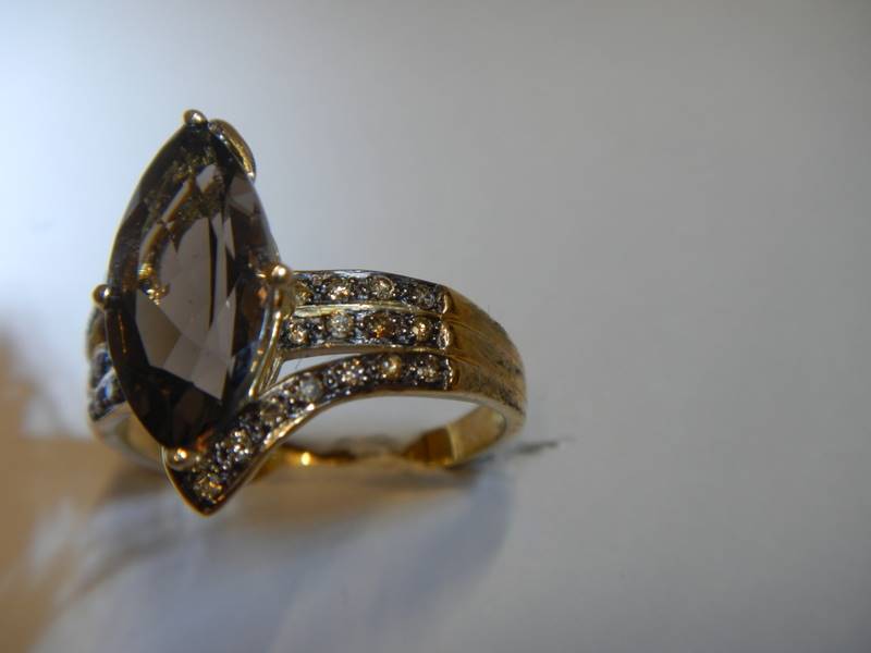 A 9ct gold ring set amethyst coloured stone, size S, 4 grams. - Image 6 of 8