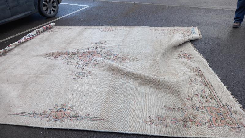 An XL beige/cream Indian patterned rug 400cm x 305cm (COLLECT ONLY) - Image 2 of 2