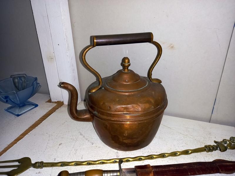 A copper kettle, 2 letter openers, a toasting fork & cribbage board - Image 2 of 3