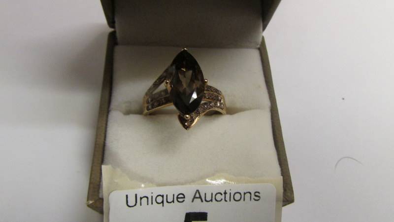 A 9ct gold ring set amethyst coloured stone, size S, 4 grams. - Image 2 of 8