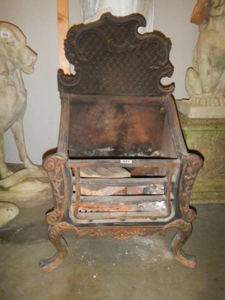 An early Victorian cast iron fire grate. COLLECT ONLY. - Image 3 of 4