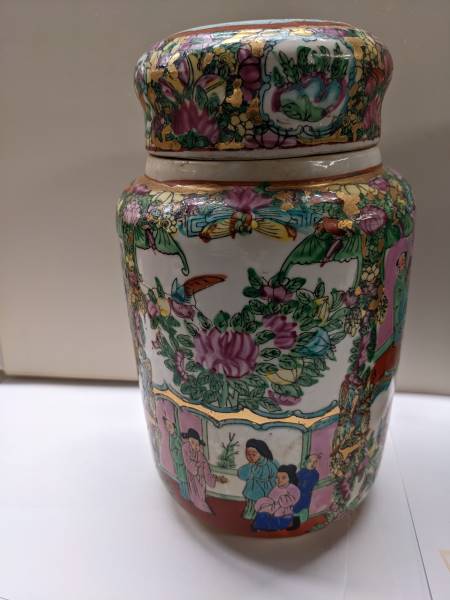 A pair of large Cantonese Famille Rose lidded ginger jars, 25.5 cm tall. - Image 3 of 6