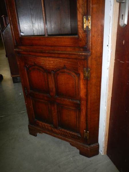 A good quality oak corner cupboard. - Image 2 of 2