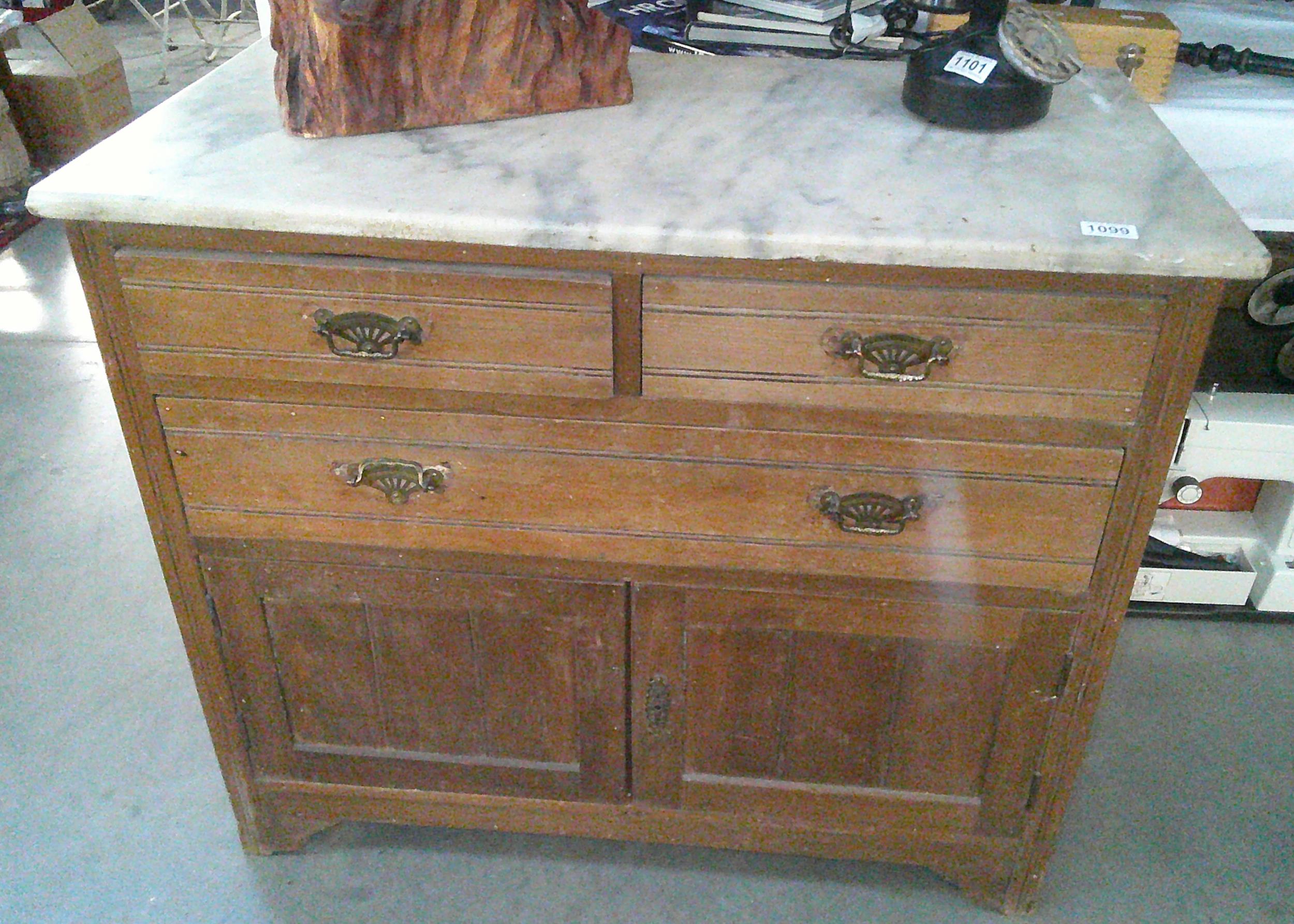 An edwardian marble top satin walnut washstand with cupboard doors and 3 draws. 92x48x H78cm