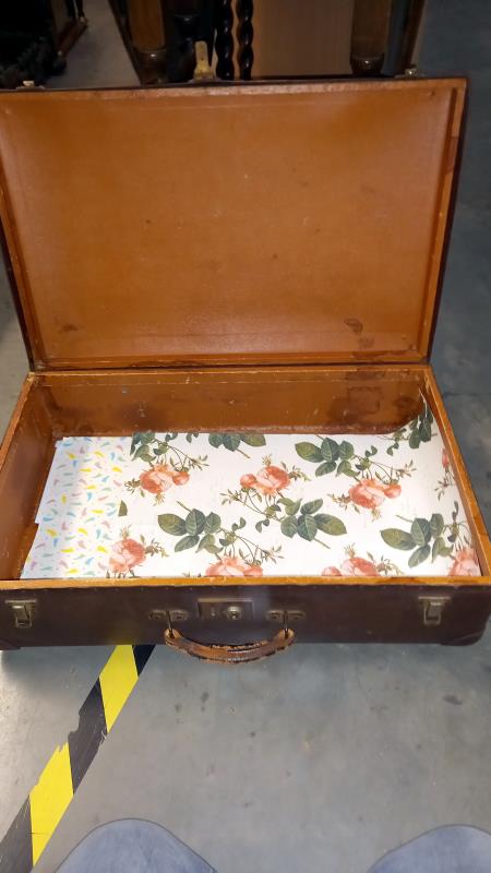A vintage suitcase - Image 3 of 3