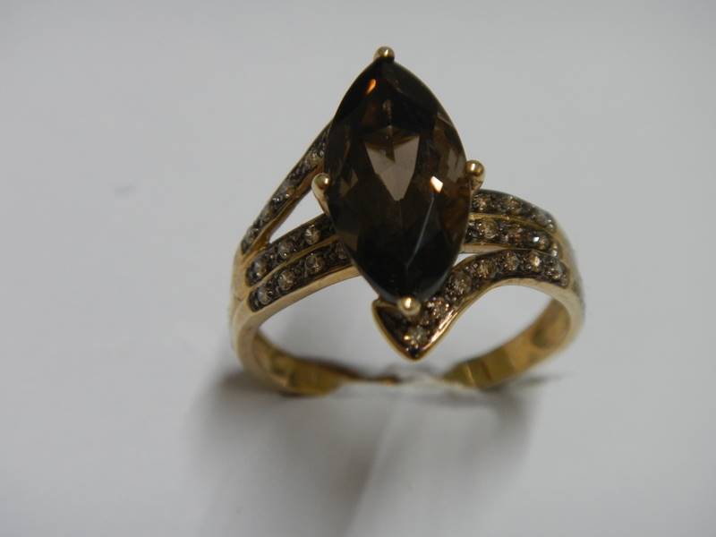 A 9ct gold ring set amethyst coloured stone, size S, 4 grams. - Image 4 of 8