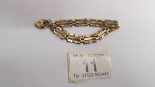 A 9ct gold gate bracelet with padlock, 7.2 grams.