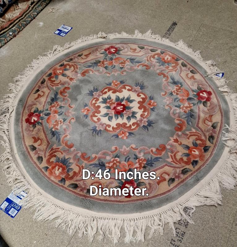 A grey patterned circular rug - 46 inches diameter (COLLECT ONLY)