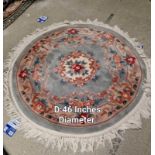 A grey patterned circular rug - 46 inches diameter (COLLECT ONLY)