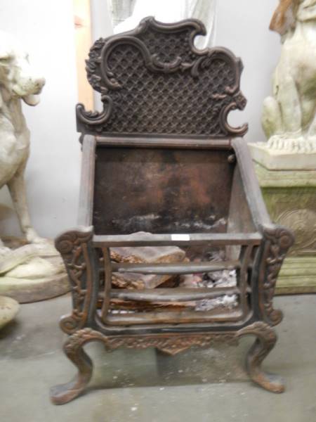 An early Victorian cast iron fire grate. COLLECT ONLY. - Image 4 of 4
