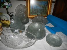A mixed lot of glass ware.