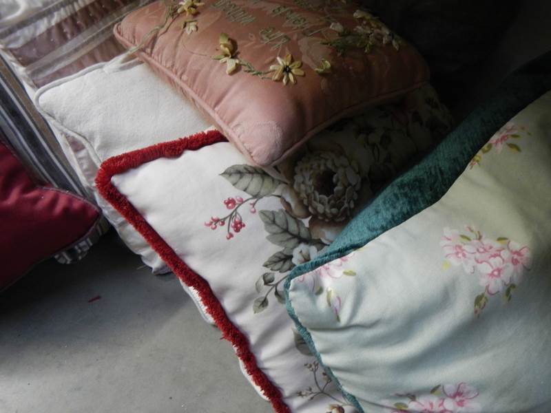 A quantity of cushions. - Image 2 of 2