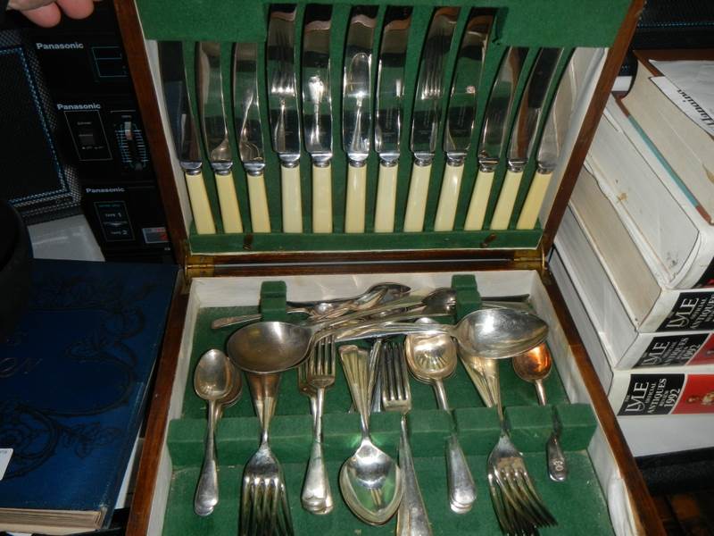 An oak cased canteen of cutlery.