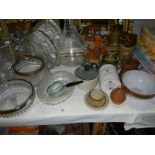 A mixed lot of kitchen ware.