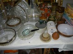 A mixed lot of kitchen ware.