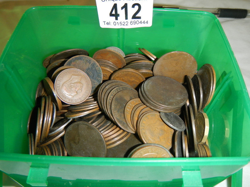 A quantity of old copper pennies.