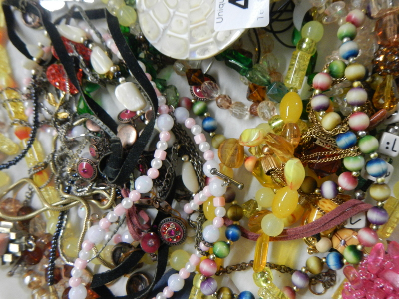 A good lot of costume jewellery. - Image 3 of 3