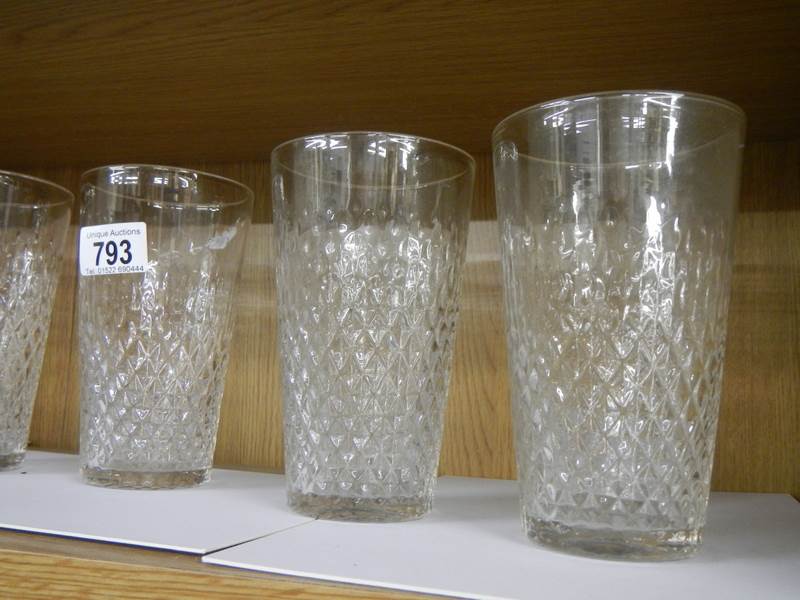 A set of six drinking glasses. - Image 3 of 3