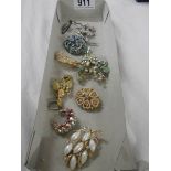 A quantity of good quality brooches.