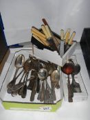 A mixed lot of vintage cutlery.