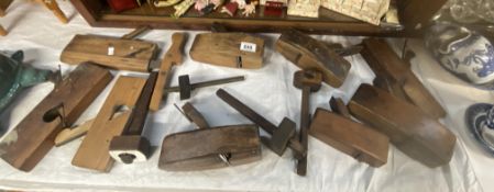 A collection of 14 planes & wood working tools