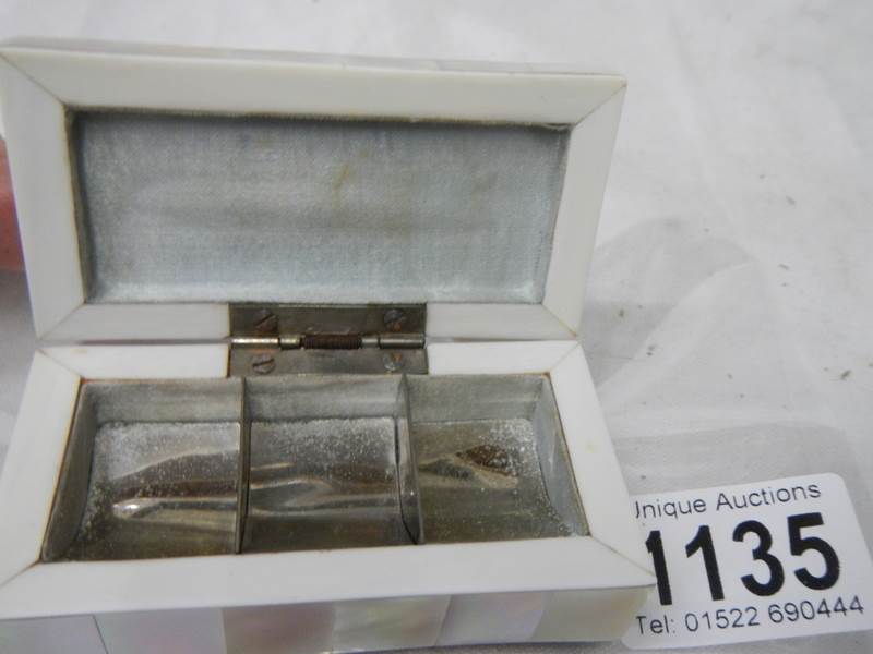 A mother of pearl stamp box, in good condition. - Image 3 of 3