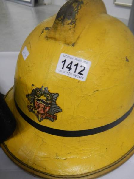 A vintage Humberside fire brigade helmet and a jacket. - Bild 2 aus 4