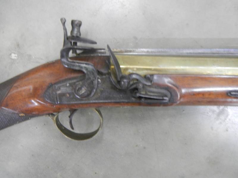 An antique brass barrelled swivel bayonet blunderbuss, 79cm long. - Image 4 of 8