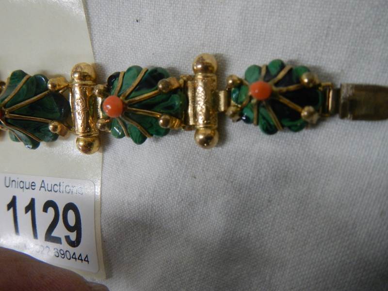 A yellow metal bracelet with flower shapes in green stone with red centre's - Image 3 of 5