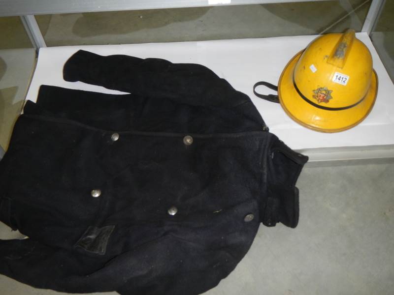 A vintage Humberside fire brigade helmet and a jacket. - Bild 4 aus 4
