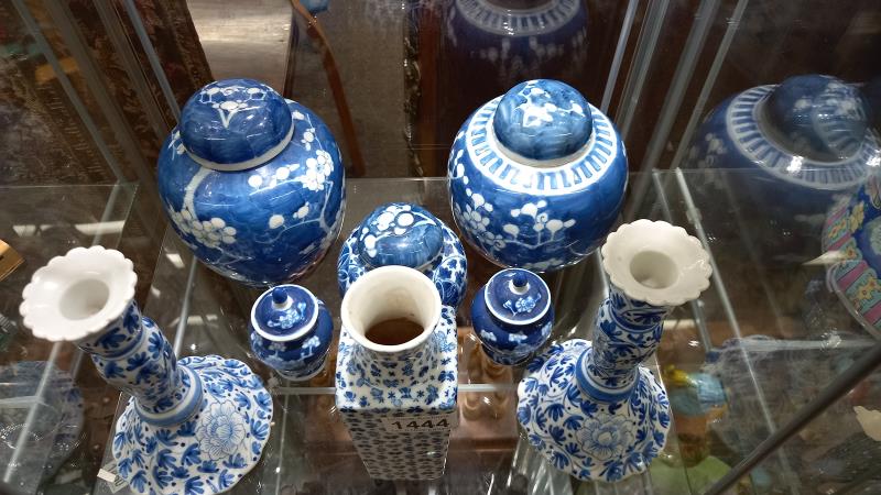 A mixed lot of blue and white ceramics. - Image 5 of 8