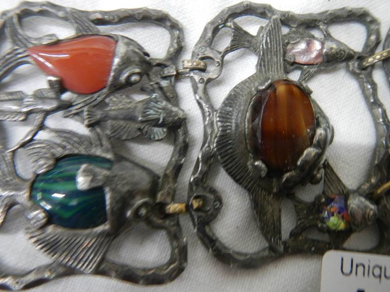 An antique metal bracelet featuring fish inset with various gem stones. - Bild 4 aus 6