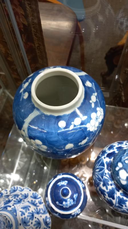 A mixed lot of blue and white ceramics. - Image 6 of 8