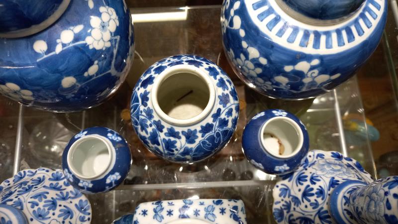 A mixed lot of blue and white ceramics. - Image 8 of 8